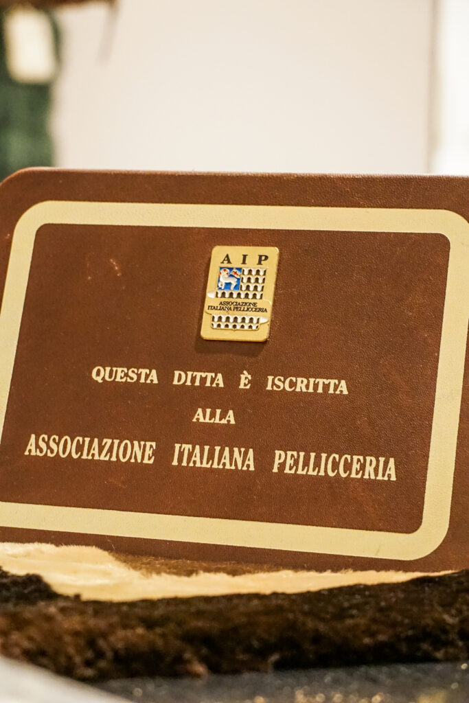 La targa dell’Associazione Italiana Pellicceria esposta in atelier